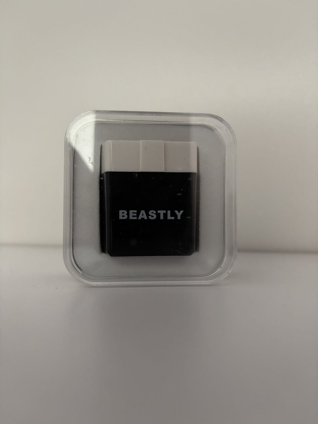 Moduł BEASTLY OBD2 w opakowaniu